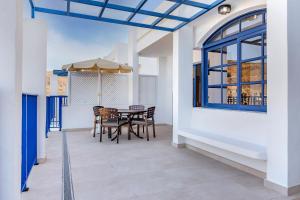 a dining room with a table and chairs at Club Cala Blanca in Taurito