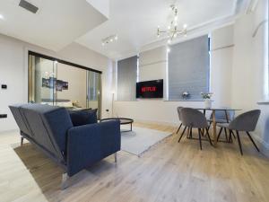 comedor y sala de estar con mesa y sillas en Luxury Stylish 2bedroom City Centre Apt, en Mánchester