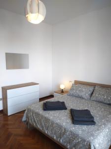 - une chambre avec un lit et 2 serviettes dans l'établissement Spazioso appartamento Parabiago, à Parabiago