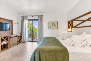 Кровать или кровати в номере Hoposa Costa D'or - Adults Only