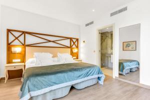 Кровать или кровати в номере Hoposa Costa D'or - Adults Only