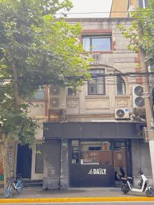 un negozio di fronte a un edificio con due moto parcheggiate fuori di ZHome-Three floors 4 bedrooms - near Nanjing Road a Shanghai