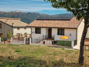 una casa con pannelli solari sul tetto di Villa Rosa a Latronico