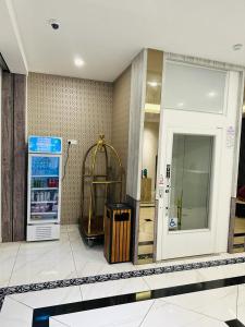 een kamer met een winkel met een deur en een kamer met bij T SQUARE HOTEL (IPOH) in Ipoh