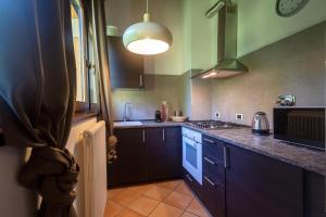 une cuisine avec des placards bleus et un comptoir dans l'établissement Villa Zarri Guest House, à Castel Maggiore