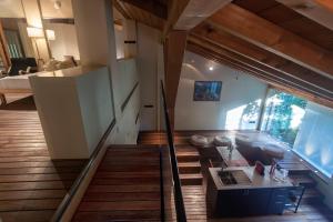 um quarto com uma escada que leva a uma sala de estar em Villa Zarri Guest House em Castel Maggiore