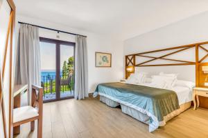 Кровать или кровати в номере Hoposa Costa D'or - Adults Only