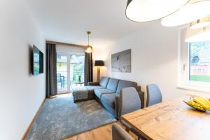 een woonkamer met een bank en een tafel bij Apartment Ski&Nature "Speiereck" in Mauterndorf
