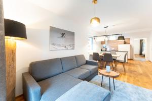 een woonkamer met een bank en een eetkamer bij Apartment Ski&Nature "Speiereck" in Mauterndorf