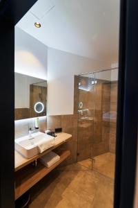 bagno con lavandino e doccia di I'M INN Zwettl - Hotel zum Brauhaus a Zwettl-Niederösterreich