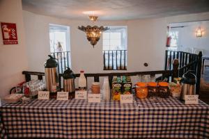 una mesa con un mantel blanco y negro a cuadros en Los Chozos, en Benaocaz