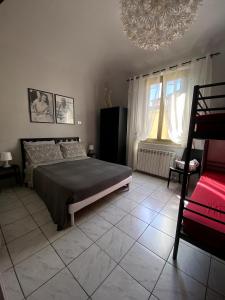Schlafzimmer mit einem Bett und einem Kronleuchter in der Unterkunft Camera Privata con Bagno zona ospedale in Pontedera