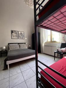 ein Schlafzimmer mit einem Bett und einem Hochbett in der Unterkunft Camera Privata con Bagno zona ospedale in Pontedera
