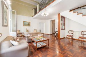 uma sala de estar com dois sofás e uma mesa em MARIANO APARTMENT em Palermo
