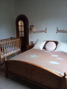 1 dormitorio con 1 cama grande de madera en una habitación en Mar de flores, en Vega de San Mateo