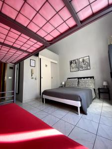 Schlafzimmer mit einem Bett und einem roten Teppich in der Unterkunft Camera Privata con Bagno zona ospedale in Pontedera