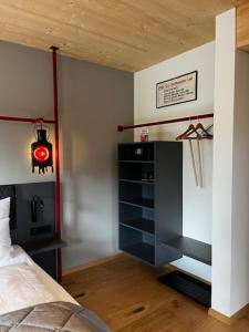 ein Schlafzimmer mit einem Bett und einer roten Lampe an der Wand in der Unterkunft Ferienbahnhof Reichenbach in Dahn