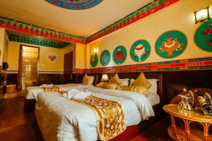 Un pat sau paturi într-o cameră la Kathmandu Eco Hotel