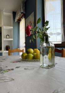 een tafel met een vaas met een bloem erin bij Apartamento con jardín privado Mogro Las Dunas in Mogro