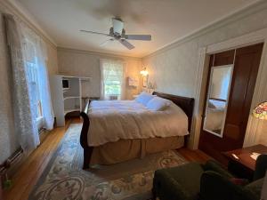 um quarto com uma cama e uma ventoinha de tecto em Cheney House Bed & Breakfast em Ashland