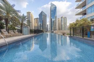una piscina con un perfil urbano de fondo en Maison Privee - Dreamy Apt with Jaw-Dropping Marina Views, en Dubái
