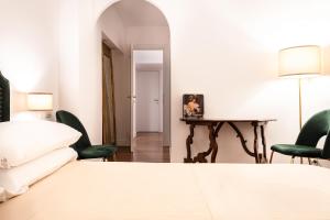 um quarto com uma cama, uma mesa e cadeiras em Charme & Chic San Giacomo em Roma