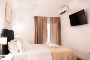 een hotelkamer met een bed en een raam bij Charme & Chic San Giacomo in Rome