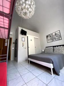 ポンテデーラにあるCamera Privata con Bagno zona ospedaleのベッドルーム1室(大型ベッド1台、シャンデリア付)