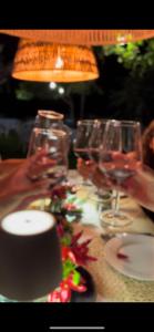 un tavolo ricoperto con bicchieri di vino in cima di Masseria Vittoria ad Acaya