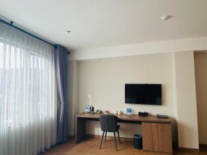 TV a/nebo společenská místnost v ubytování The Luxe Da Lat
