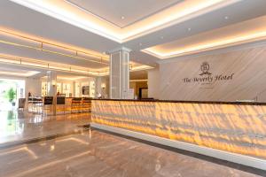 un vestíbulo de una tienda con mostrador de recepción en The Beverly Hotel Pattaya, en Pattaya South 67 fotos más