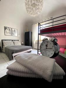 ein Schlafzimmer mit 2 Betten und einer Uhr an der Wand in der Unterkunft Camera Privata con Bagno zona ospedale in Pontedera