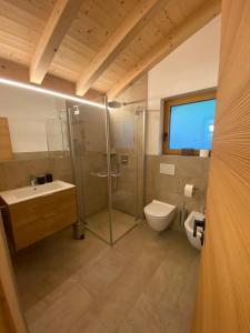 ein Badezimmer mit einem Waschbecken und einem WC in der Unterkunft Innerpasthof 