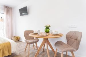 a dining room with a table and two chairs at Estudio Bianca in L'Escala