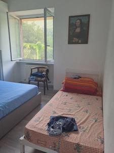 een slaapkamer met 2 bedden en een raam bij Appartamento Varazze in Varazze