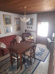 sala de estar con mesa y sofá en Nonna Anita, en Castelveccana