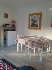 een eettafel en stoelen met een tafel en een foto bij Appartamento Varazze in Varazze
