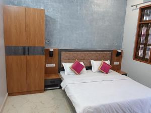 Postel nebo postele na pokoji v ubytování Happy Homes