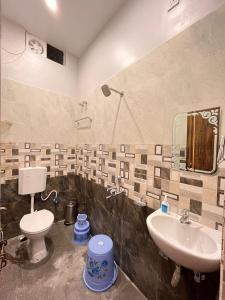 uma casa de banho com um WC e um lavatório em Happy Homes em Varanasi