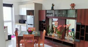 Una cocina con una mesa y un comedor. en 2BR Beachside Apartment Mt Lavinia, en Mount Lavinia 14 fotos más