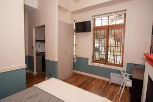 Habitación vacía con cama y ventana en Casa Recreo, en Viña del Mar