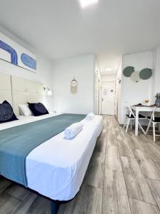ベナルマデナにあるPADOAN AGUILA 328 Best Viewsのベッドルーム(大型ベッド1台、テーブル付)