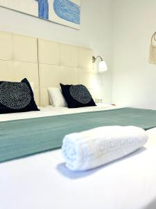 ベナルマデナにあるPADOAN AGUILA 328 Best Viewsの白いタオルが敷かれたベッド