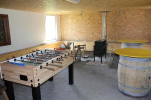 een speelkamer met een tafelvoetbaltafel en vaten bij Cottage Olborbotte in Malmedy