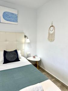 ベナルマデナにあるPADOAN AGUILA 328 Best Viewsの白いベッドルーム(ベッド1台、テーブル付)