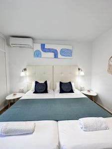 ベナルマデナにあるPADOAN AGUILA 328 Best Viewsのベッドルーム1室(大型ベッド1台、テーブル2台付)