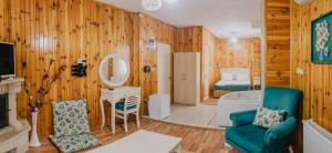 Un baño con paredes de madera y una habitación con bañera. en Ağva Ayışığı Otel, en Agva