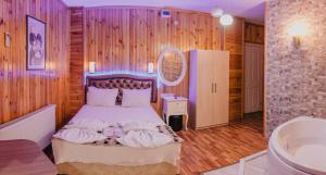 Un dormitorio con una cama, una bañera y un lavabo. en Ağva Ayışığı Otel, en Agva