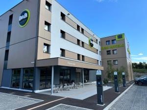 Grésy-sur-AixにあるB&B HOTEL Aix-les-Bainsの正面に2mの駐車場がある建物
