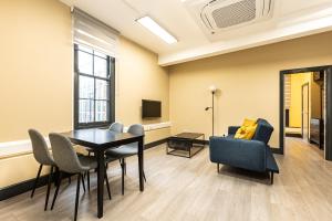 a dining room with a table and chairs at Charming 1BR Flat in the Heart of City of London in London